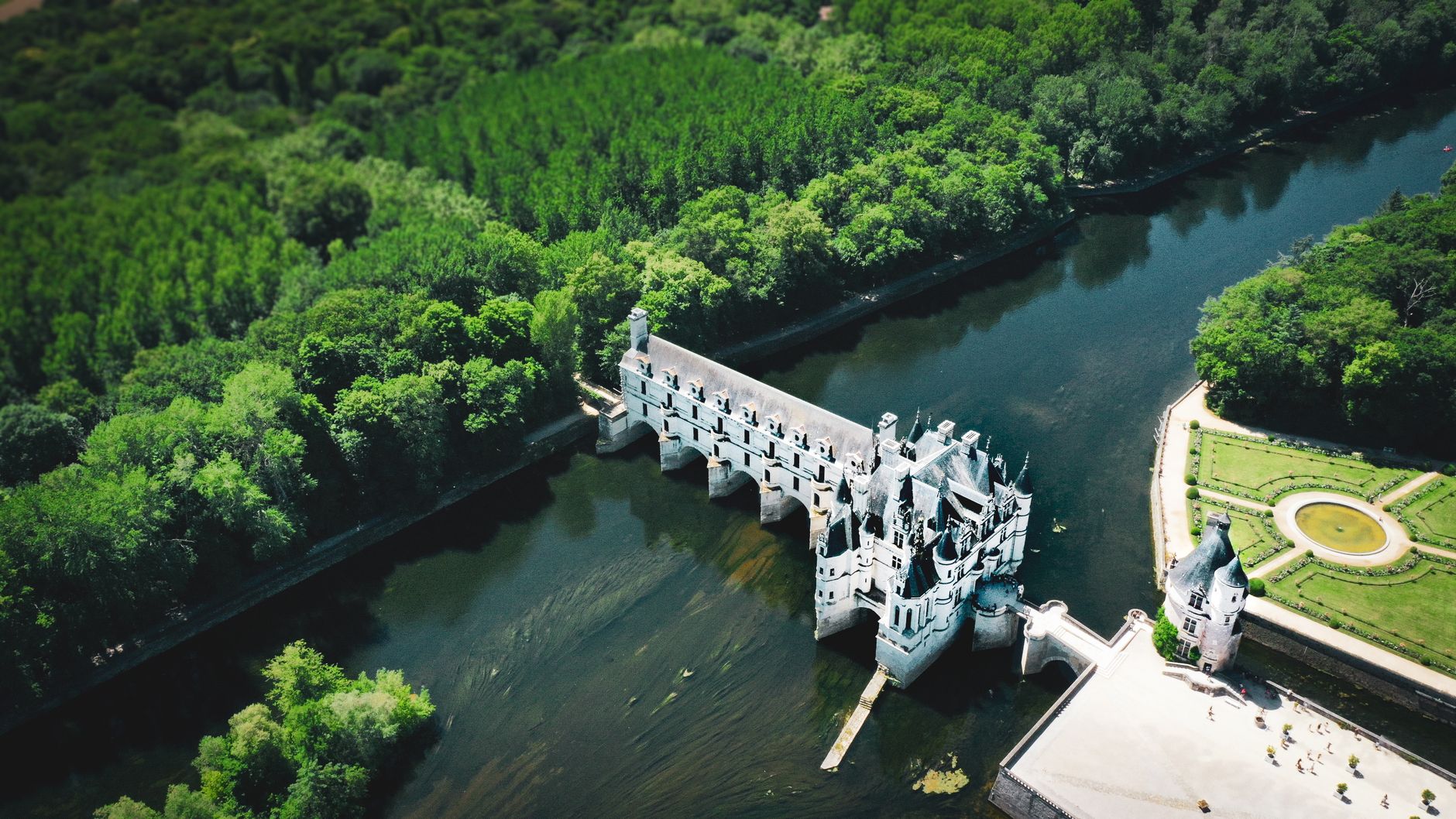 Châteaux de la Loire et jardins majestueux
